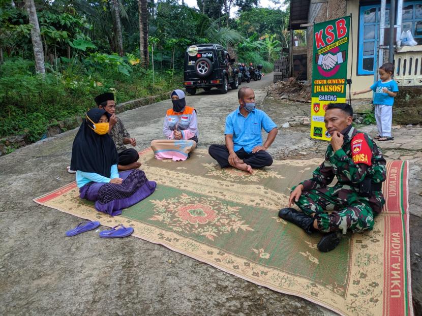 Relawan Rumah Zakat bersama dengan Komunitas Sahabat Babinsa menyelenggarakan nanti sosial bersih rumah ibadah di Dusun Babadan, Desa Gedong, Kecamatan Banyubiru.