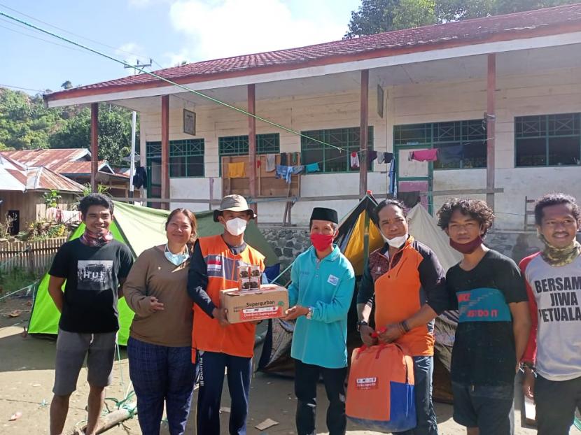 Relawan Rumah Zakat bersama dengan Pecinta Alam Sulawesi Tengah (PAST) melakukan perjalanan menuju lokasi pengungsi korban gempa yang berada di Dusun Pakku, Deaa Tandeallo untuk mendistribusikan bantuan, Jum’at (29/1).