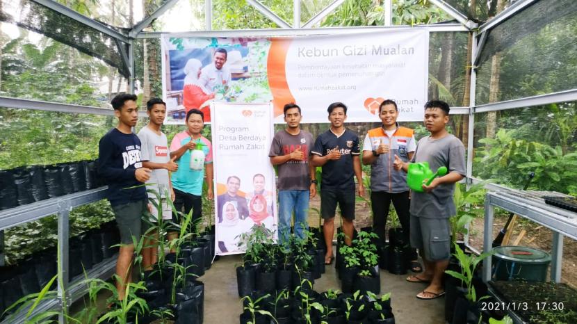 Relawan Rumah Zakat bersama kelompok binaan Pemuda Daspen Lestari yang di Ketuai oleh Khaerul Azmi melakukan kegiatan pemberdayaan.