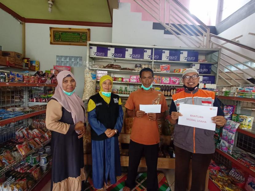 Relawan Rumah Zakat bersama pengurus Mualaf Center Kabupaten Semarang (MCKS), menyalurkan bantuan modal usaha kepada dua keluarga mualaf di Kecamatan Bawen, Sabtu (13/3).