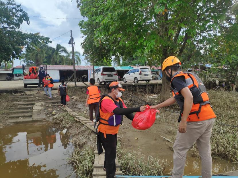 Relawan Rumah Zakat bersama PMI Kabupaten Melawi menyalurkan bantuan berupasembako dan hygiene kit untuk warga terdampak banjir di Desa Melawi Kiri Hilir, Kecamatan Pinoh Utara, Kabupaten Melawi, Kalimantan Barat.