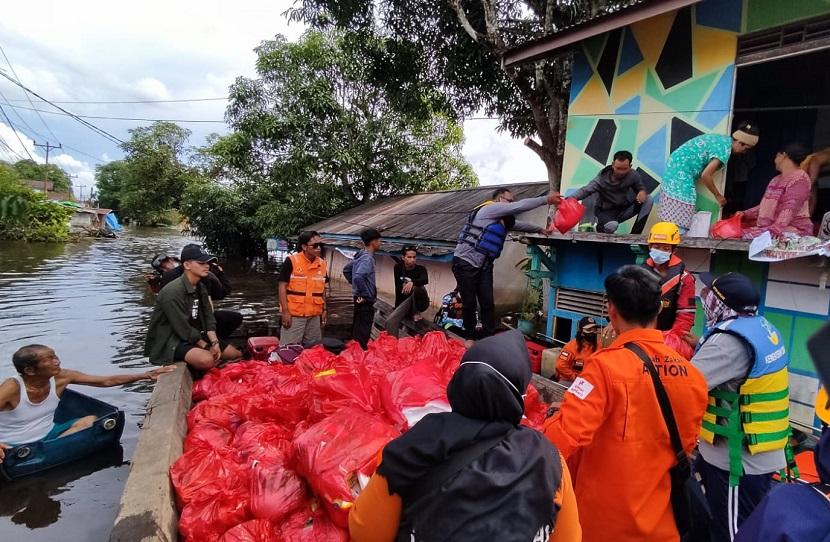 Relawan Rumah zakat bersama relawan gabungan Kabupaten Sintang terus menyalurkan paket bantuan kepada warga yang terdampak banjir di Kabupaten Sintang.