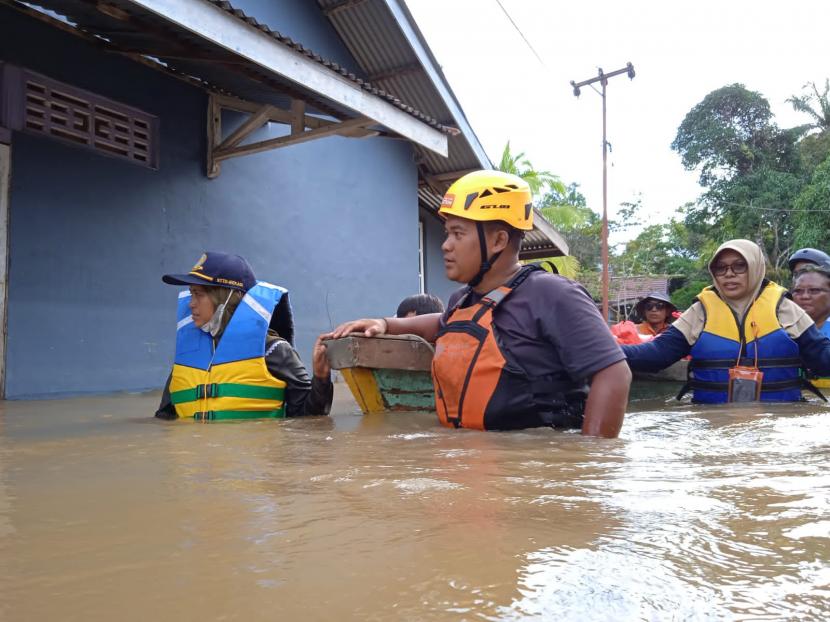 Relawan Rumah Zakat bersama relawan gabungan lintas komunitas lainnya menyalurkan 300 paket bantuan kepada masyarakat terdampak banjir di Kabupaten Sintang, Kalimantan Barat, Selasa (9/11).