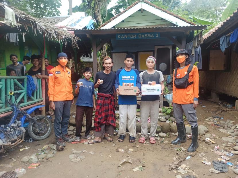 Relawan Rumah Zakat Bogor melakukan perjalan mengirim Superqurban dengan melalui jalan setapak dan sungai yang sudah tidak aktif. 