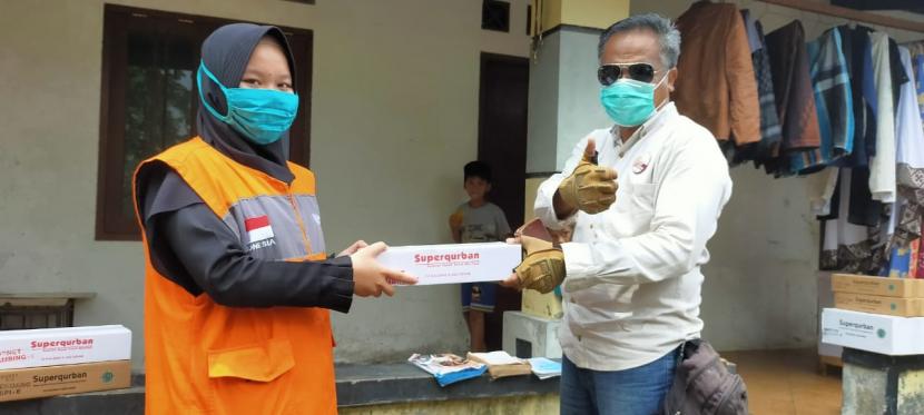 Relawan Rumah Zakat Bogor menerjunkan sebanyak 5 orang untuk menyalurkan bantuan berupa 250 paket kornet daging Superqurban kepada warga pasca terdampak banjir di wilayah Tanah Baru, Kecamatan Bogor Utara, Kota Bogor.