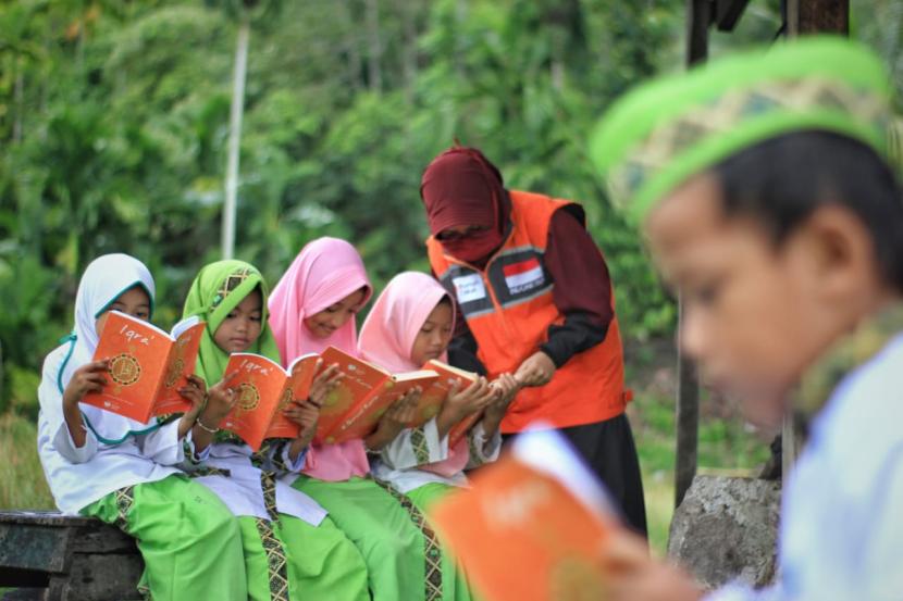 Relawan Rumah Zakat Cabang Sumatera Barat menyalurkan 36 paket AlQuran dan Iqra untuk Mushalla Al-Kautsar dan para santrinya yang berlokasi di Kecamatan Bungus Teluk Kabung, Kamis (7/5). 