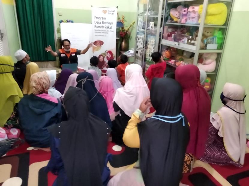 Relawan Rumah Zakat Desa Berdaya Banyumudal, Kecamatan Moga, Kabupaten Pemalang bersama masyarakat meluncurkan program Rumah Literasi Berdaya, Jumat (22/1).