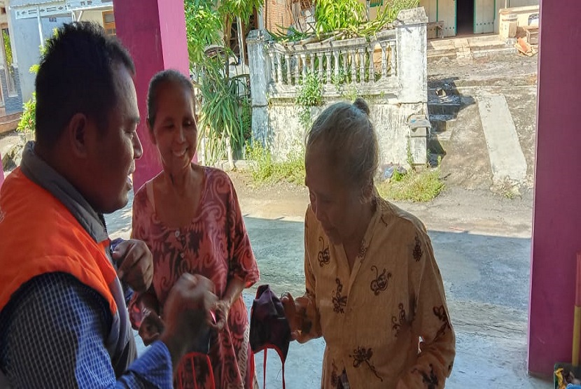 Relawan Rumah Zakat Desa Berdaya Doropayung yang berkolaborasi dengan Murobbi (pengasuh majlis taklim) yakni Ustaz Ghofar Ismail untuk berbagi masker dan hand sanitizer bagi masyarakat yang terdampak Covid-19. 