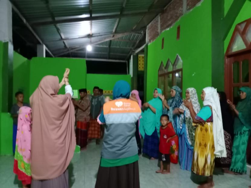 Relawan Rumah Zakat Desa Berdaya Empoang Selatan Kecamatan Binamu, Kabupaten Jeneponto Sulawesi Selatan mengedukasi warga cara mencuci tangan yang benar.(Rumah Zakat)