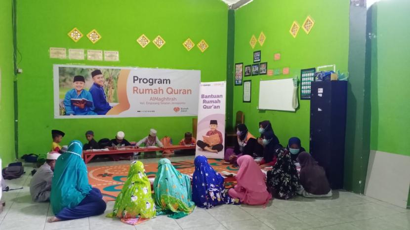 Relawan Rumah Zakat Desa Berdaya Empoang Selatan, Sulawesi Selatan, kembali melaksanakan kegiatan belajar mengajar bersama santri TPQ/Rumah Quran Al Maghfirah, Sabtu (11/9).