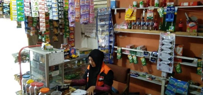 Relawan Rumah Zakat Desa Berdaya Ganggo Hilia, Kabupaten Pasaman, Sumatera Barat berkesempatan mengunjungi Berdaya Mart, sebuah unit usaha di badan usaha milik masyarakat atau BUMMas Rumah Sejahtera binaan Rumah Zakat, Jum’at (2/4).