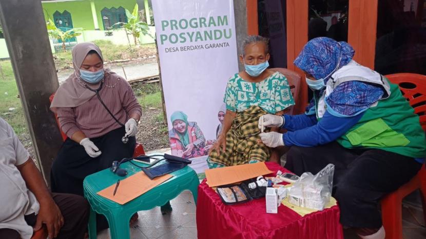  Relawan Rumah Zakat desa berdaya Garanta, Kecamatan Ujung Loe, Kabupaten Bulukumba, Sulawesi Selatan kembali melaksanakan Posyandu lansia (Ramah Lansia) di Dusun Tanru Tedong bersama Bidan Desa Garanta, Selasa (18/1/2022).