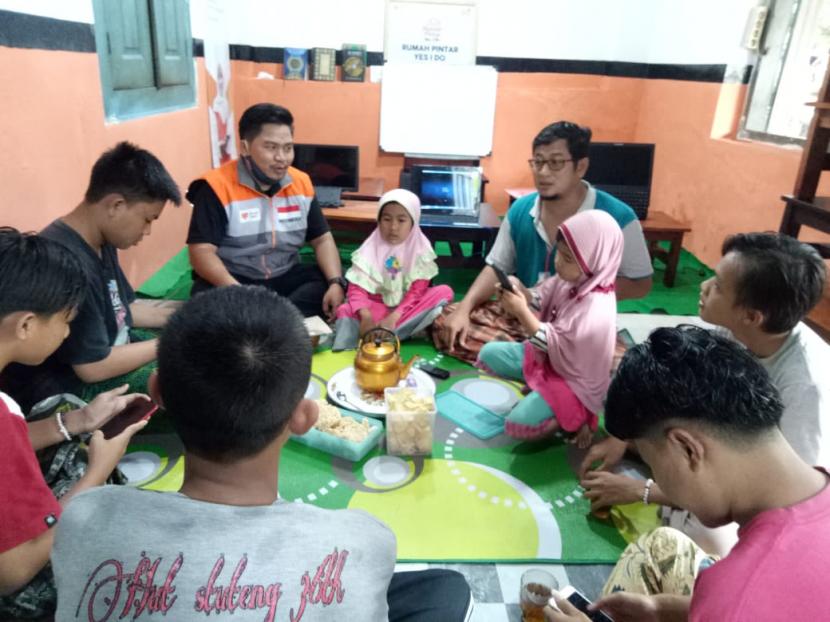 Relawan Rumah Zakat Desa Kebandingan, Abdul Azis mengadakan rapat untuk membentuk pengurus Bank Sampah akan didirikan bersama pemuda-pemuda Desa Kebandingan.