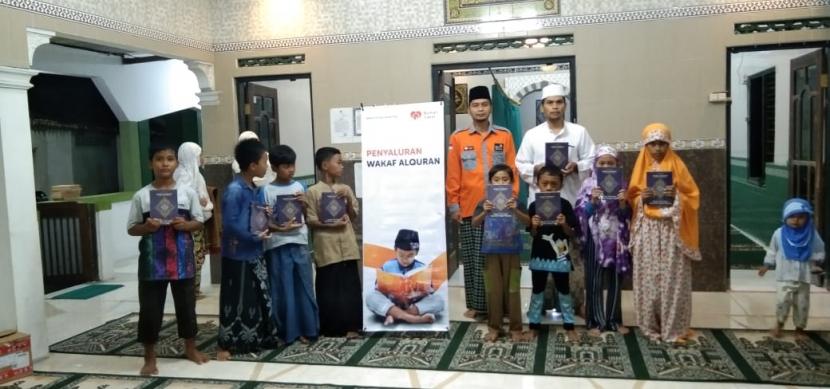 Relawan Rumah Zakat Desa Mungkid menyalurkan 15 paket Alquran kepada KH Khaliq Aminullah selaku DKM Mushola Nuur Shaleh, di Magelang, Jawa Tengah Rabu (20/1). 