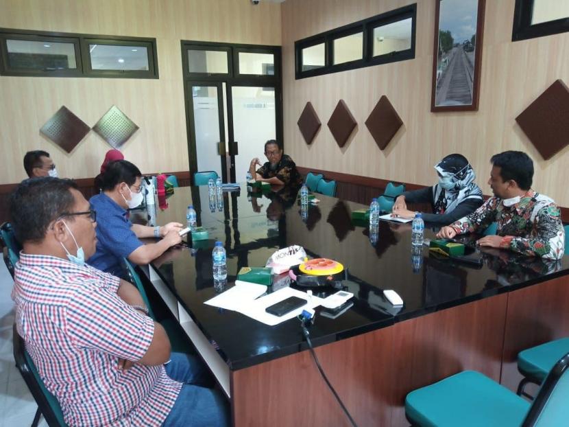 Relawan Rumah Zakat di Desa Berdaya Candibinangun bersama pimpinan Rumah Zakat Cabang Yogyakarta melakukan kunjungan ke Departemen Perikanan Universitas Gadjah Mada UGM, Kamis (20/1). Hal ini merupakan tindak lanjut dari kunjungan UGM ke Kampung Mina Padi beberapa waktu lalu.