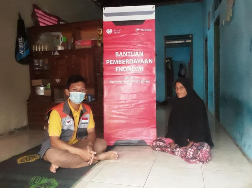 Relawan Rumah Zakat di desa berdaya Sampir, Kecamatan Waringinkrung melakukan monitoring usaha kepada Arbaiyah selaku penerima manfaat dari Rumah Zakat 