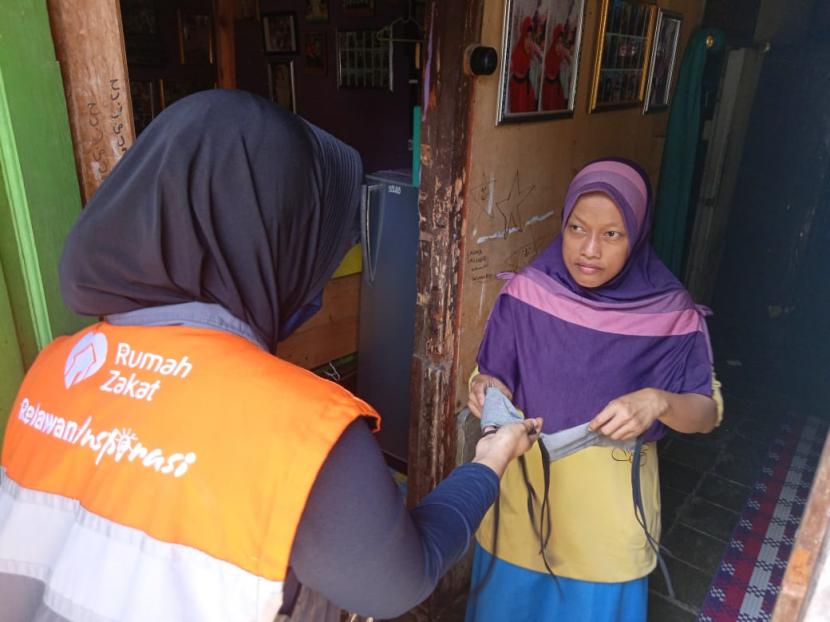 Relawan Rumah Zakat di Desa Berdaya Tanjungbaru berkoloaborasi dengan RISMA (Remaja Masjid Al-Hidayah) serta RT setempat melakukan penyemprotan dan pembagian masker kepada warga kampung Ceger Kaum, Rabu (22/4).