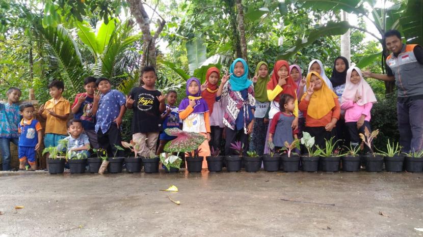 Relawan Rumah Zakat di Desa Sidomulyo mengadakan edukasi tentang konservasi lahan perbukitan dengan menanam bunga. Bunga dipilih sebagai media edukasi karena yang diberikan pelatihan adalah peserta ruang baca Kalitambak yang notabene anak anak. 