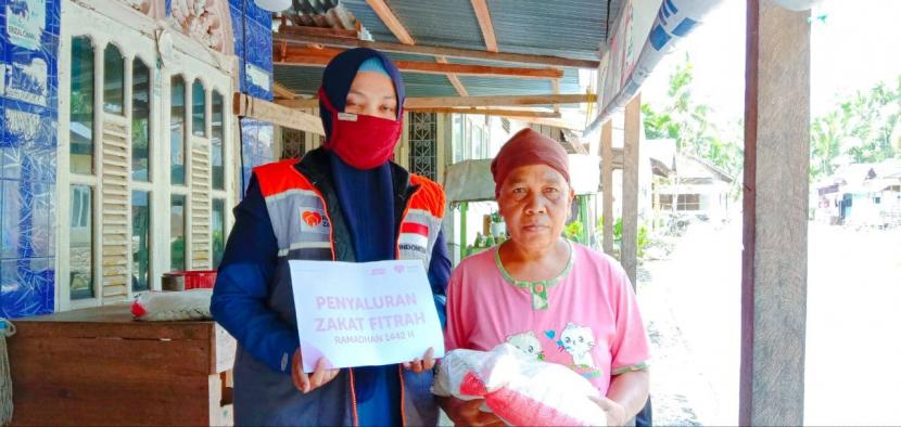Relawan Rumah Zakat dibantu beberapa orang yang tergabung dalam generasi muda Al Falah menyaluran zakat fitrah kepada 25 orang masyarakat kurang mampu di desa berdaya Ganggo Hilia, Kabupaten Pasaman, Sabtu (8/5).