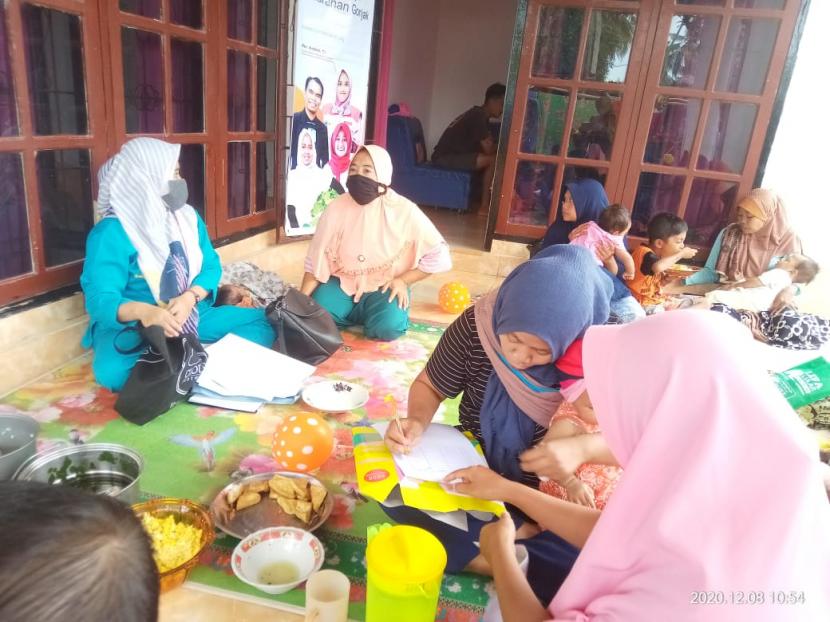 Relawan Rumah Zakat hadir menemani kegiatan Pemberian Makanan Pada Balita (PMBA) yang dilaksanakan oleh petugas Puskesmas Praya di empat titik yaitu Gonjak, Karang Bejelo, Kwang Rundun Barat dan Kwang Rundun Timur, beberapa waktu lalu.
