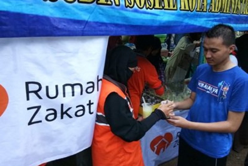 Relawan Rumah Zakat Jakarta Timur menggelar aksi peduli bencana di area kebakaran Jalan Kebun Sayur 2, Kelurahan Bidara Cina, Jatinegara, Jakarta Timur.