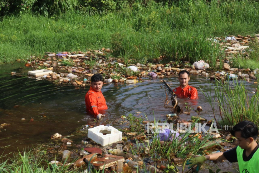 Relawan Rumah Zakat Kalimantan Selatan bersama komunitas Pemuda Bakti Banua menggelar aksi peduli lingkungan dengan membersihkan Sungai Handil Bakti, Kecamatan Alalak, Kabupaten Barito Kuala.