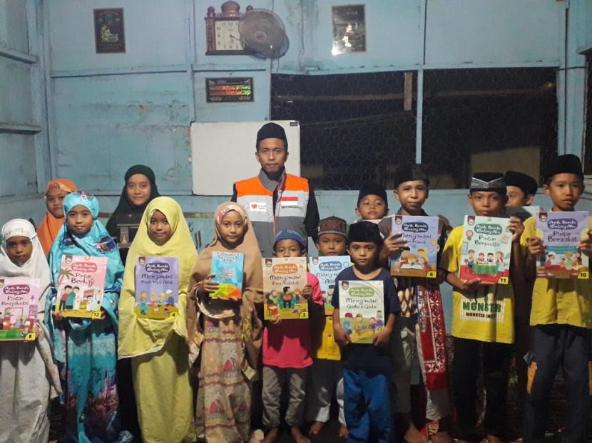 Relawan Rumah Zakat Kelurahan Brang Biji bekerja sama dengan Gerakan Wakaf Buku melaksanakan kegiatan berbagi buku untuk anak-anak di Taman Pendidikan Alquran Ikhlas Belajar Alquran (TPQ IBA) Kelurahan Brang Biji. 