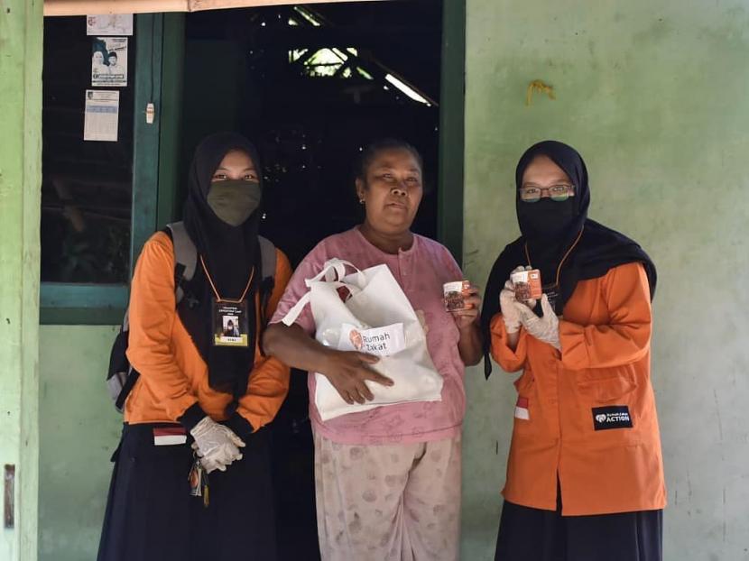 Relawan Rumah Zakat kembali beraksi dengan berbagi sembako dan Superqurban kepada 20 penerima manfaat di Dusun Magersari, Tarokan, Kabupaten Kediri. Kali ini Rumah Zakat berkolaborasi dengan karang taruna Desa Magersari, Sabtu (19/09).
