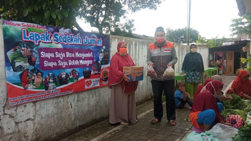 Relawan Rumah Zakat kembali bersilaturahim dengan Komunitas Relawan Sedekah Jumat yang ada di Desa Tambaksogra, Jumat (23/10) lalu, membagikan makanan untuk warga.