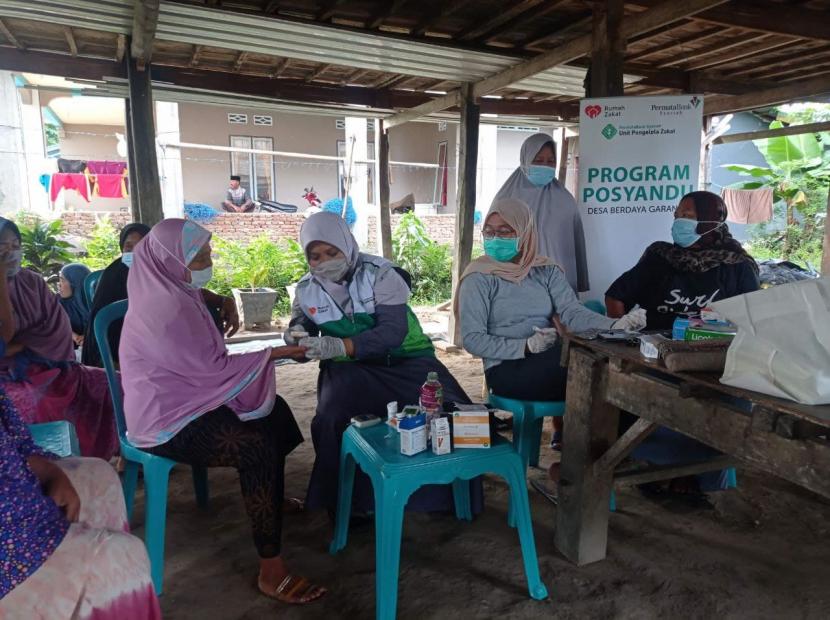 Relawan Rumah Zakat kembali melaksanakan Posyandu lansia (Ramah Lansia) di Padange Dusun Tanru Tedong bersama bidan di Desa Berdaya Garanta, Kecamatan Ujung Loe, Kabupaten Bulukumba, Sulawesi Selatan. 