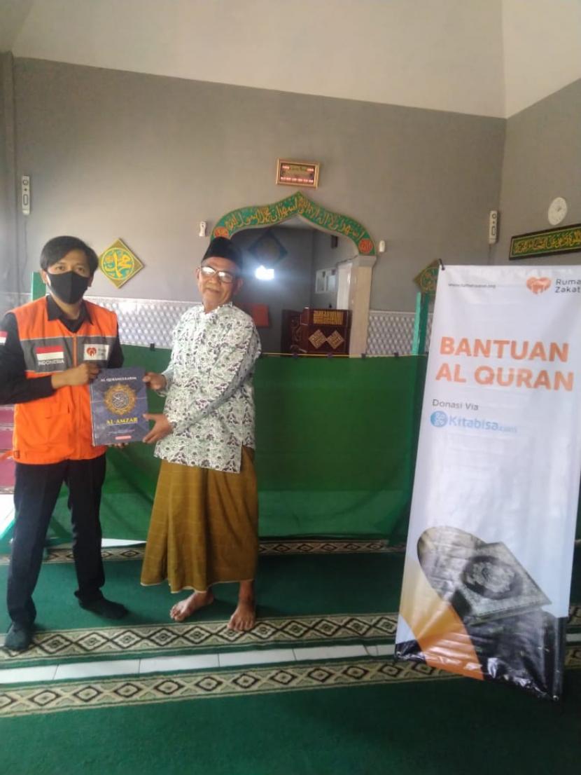 Relawan Rumah Zakat kembali menyalurkan 50 paket Al-quran dan Iqro di masjid yang terdampak bencana banjir di Mesjid Nurut Taqwa yang berlokasi di RT 07/RW 07 Andir, Kecamatan Baleendah, Kabupaten Bandung.