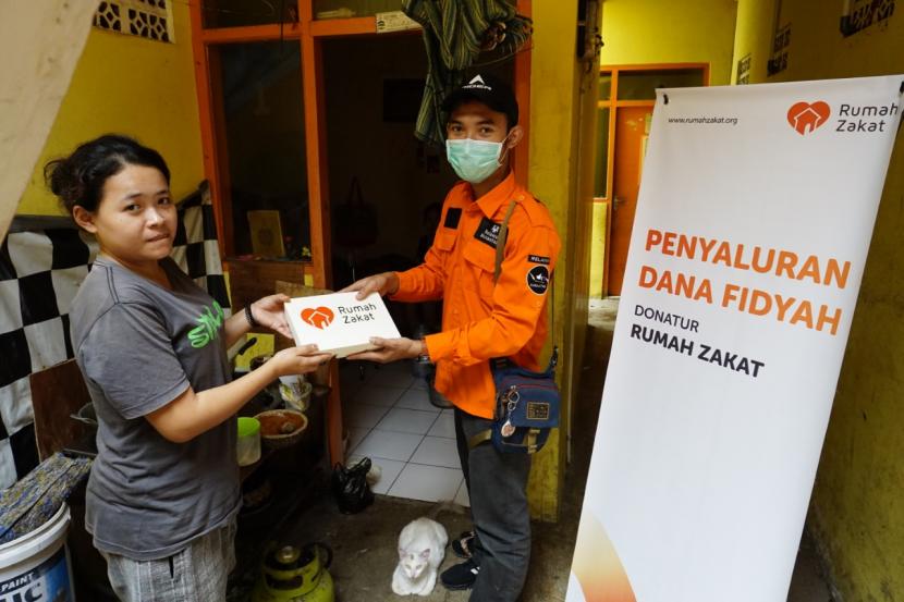 Relawan Rumah Zakat kembali menyalurkan Dana Fidyah dari para donatur dalam bentuk nasi boks sebanyak 500 paket kepada warga yang bemukim di Jalan Warung Jambu, Kebon Kangkung, Kiaracondong.