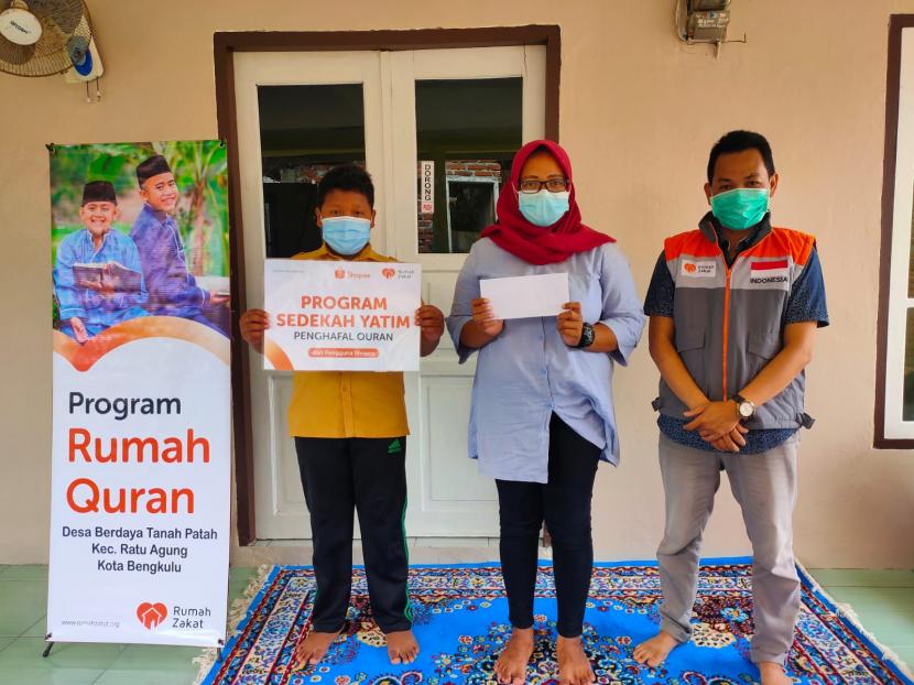 Relawan Rumah Zakat kembali menyampaikan amanat dari Donatur melalui Program Sedekah Yatim Penghafal Alquran di Desa Berdaya Tanah Patah, Kelurahan Tanah Patah, Kecamatan Ratu Agung, Kota Bengkulu