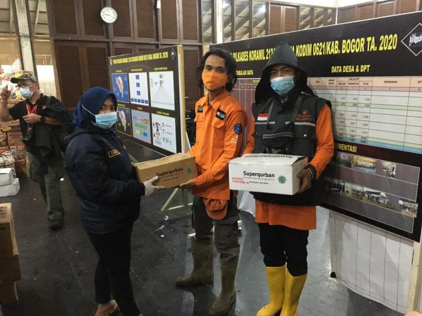Relawan Rumah Zakat kirimkan bantuan 150 paket Superqurban ke pos logistik banjir bandang Gunung Mas Bogor.