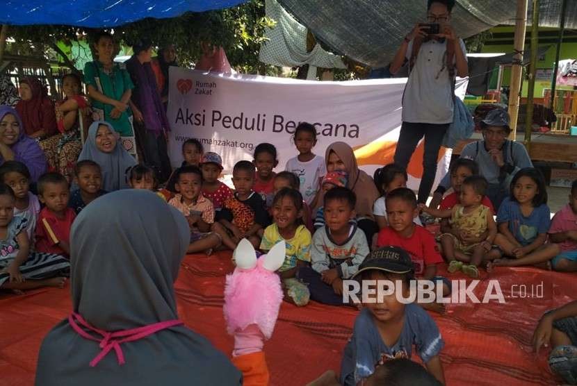 Relawan Rumah Zakat lakukan trauma healing bagi anak-anak korban gempa di Desa Lekong, Kecamatan Alas Barat, Kabupaten Sumbawa, NTB, Kamis (30/8).