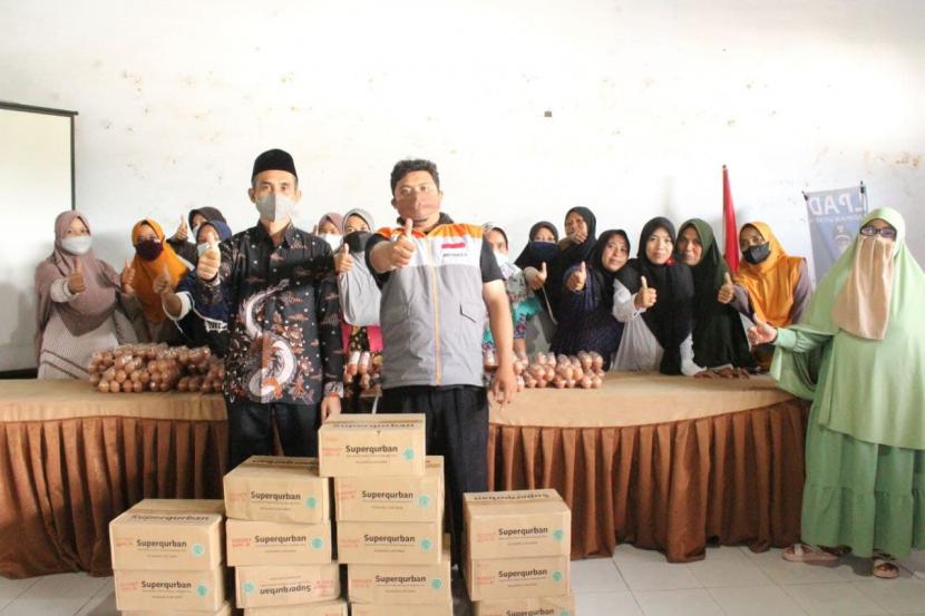 Relawan Rumah Zakat, M Mamduh Winangun menyalurkan 600 kaleng kornet daging sapi Superqurban dan 720 telur untuk penanganan stunting di Desa Kuripan Utara, Kecamatan Kuripan, Kabupaten Lombok Barat, Nusa Tenggara Barat.