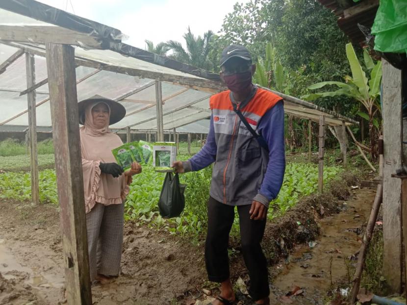 Relawan Rumah Zakat melaksanakan kegiatan penyaluran benih sayuran dan SuperQurban kepada petani di Desa Berdaya Desa Waiheru, Kecamatan Teluk Ambon Baguala. 