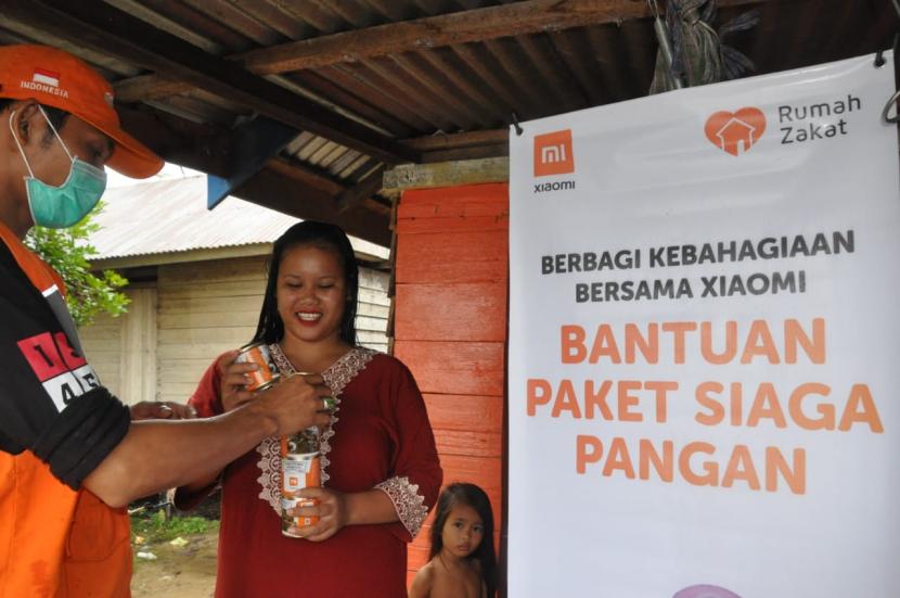 Relawan Rumah Zakat melakukan Aksi Berbagi Kebahagiaan dengan memberikan bantuan Paket Rendang Siaga Pangan Xiaomi ke Desa Pulau Jambu, Kabupaten Kubu Raya Kalimantan Barat pada Sabtu (07/11). 