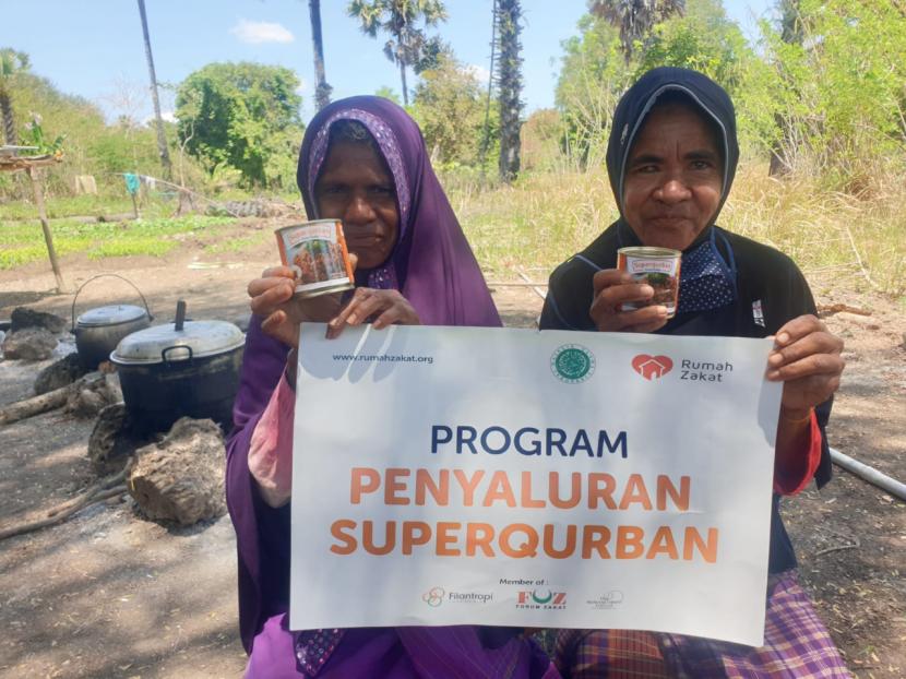Relawan Rumah Zakat melakukan ekspedisi Superqurban dengan menyalurkan 1.000 paket Superqurban untuk 500 penerima manfaat di pedalaman Timor yakni di Kabupaten Timor Tengah Selatan, Nusa Tenggara Timur (NTT).