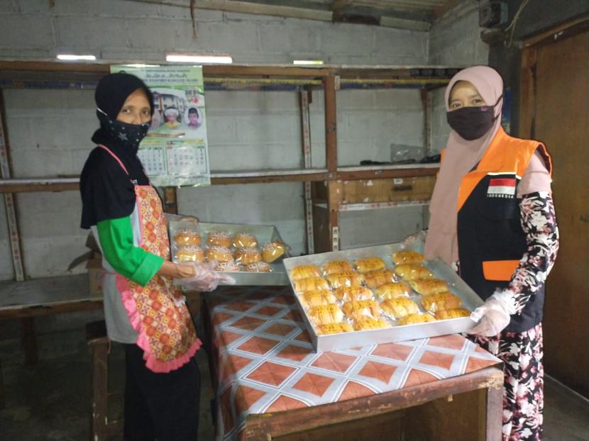 Relawan Rumah Zakat melakukan kunjungan dan pendampingan kepada Sri yang sedang memproduksi rotinya. Roti yang diproduksi Sri dikenal dengan branding Rotiku 