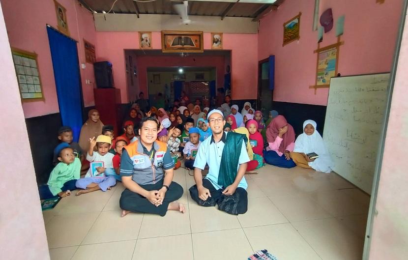 Relawan Rumah Zakat melakukan kunjungan kepada tokoh keagamaan di Desa Bajur untuk memaksimalkan program capacity building di desa tersebut.