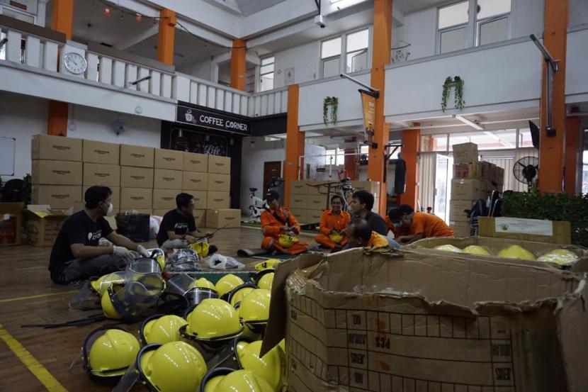 Relawan Rumah Zakat melakukan packing 10 ribu APD yang akan dibagikan ke seluruh rumah sakit di Indonesia.