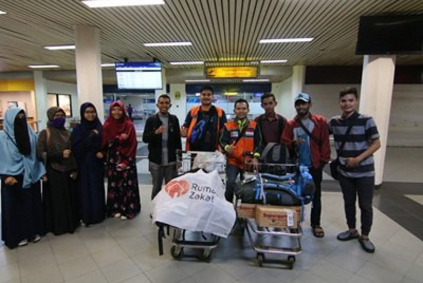 Relawan Rumah Zakat melakukan perjalan menuju Maluku untuk memberikan bantuan kepada warga Suku Mausu Ane. 
