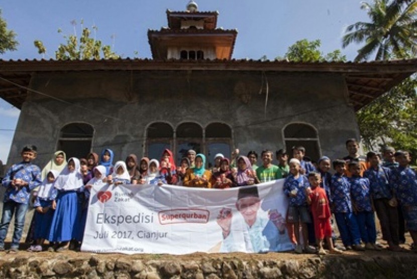 Relawan Rumah Zakat membagikan kornet Superqurban kepada warga Kampung Cigadog, Dusun Sodong, Desa Sukamulya, Kecamatan Naringgul, Cianjur, Jawa Barat. 