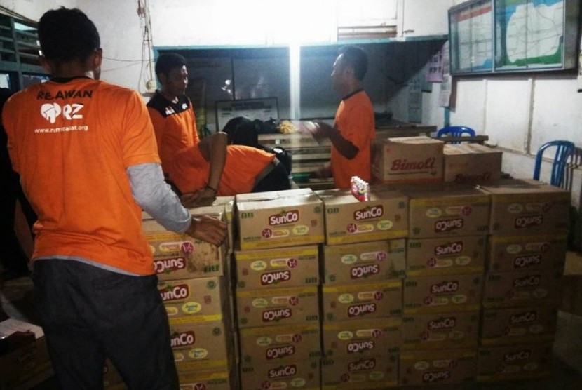 Relawan Rumah Zakat membagikan sumbangan bagi korban banjir Sinjunjung