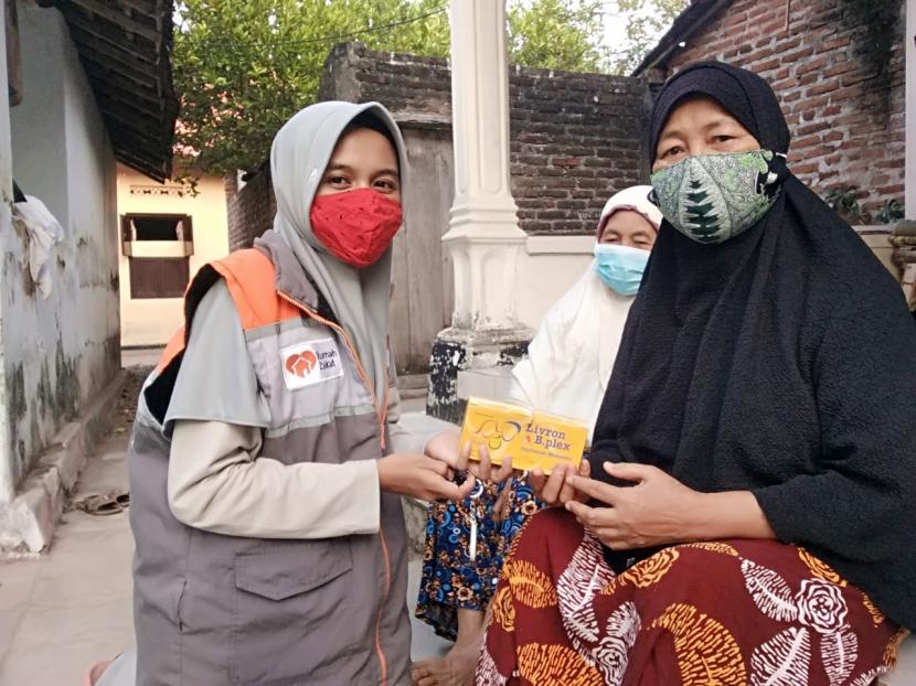 Relawan Rumah Zakat membagikan vitamin untuk lansia di Desa Jetis, Kabupaten Madiun pada Ahad (1/11). Pembagian vitamin dimaksudkan untuk menunjang kesehatan para lansia di masa pandemi.