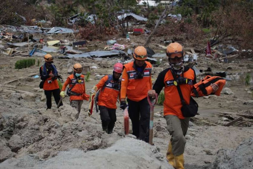 Relawan Rumah Zakat membantu evakuasi korban gempa.