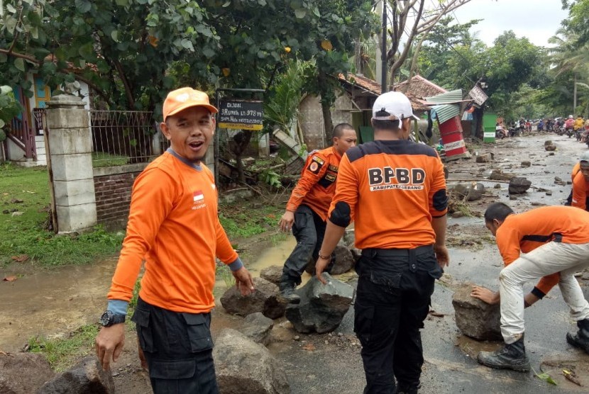 Relawan Rumah Zakat membantu evakuasi korban tsunami di Pantai Carita, Banten. 