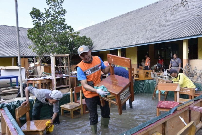 Relawan Rumah Zakat membantu korban banjir Belitung.