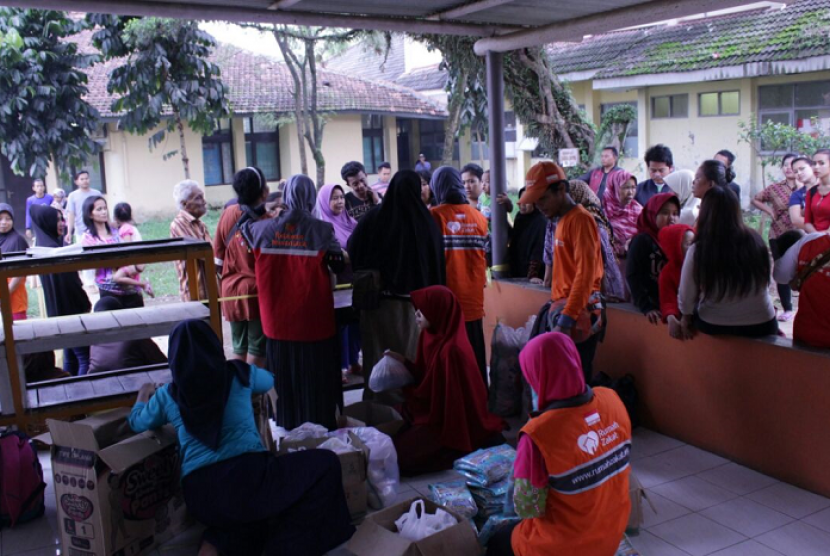 Relawan Rumah Zakat membantu korban bencana banjir di Bandung dan Cimahi. 